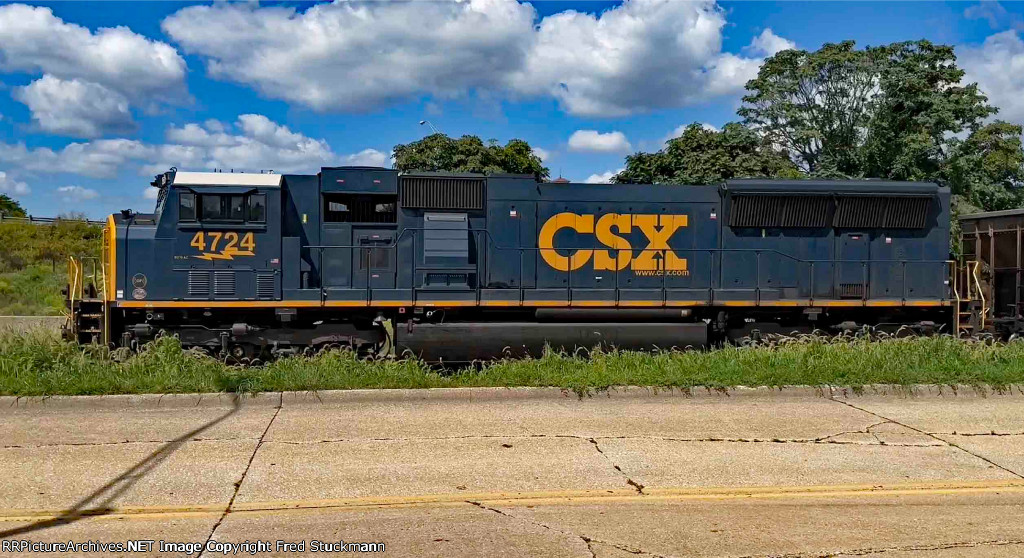 CSX 4724 leads C760.